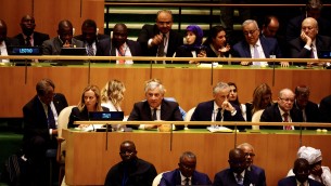 Migranti, Meloni: "Non consentirò che Italia diventi campo profughi"