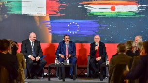 Migranti, Minniti: 'Niger paese chiave per governo flussi e sicurezza Mediterraneo'
