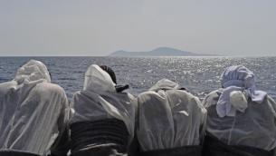 Migranti, nave con oltre 100 minori a bordo ancora senza un porto