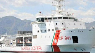 Migranti, nave Diciotti recupera barchini diretti a Lampedusa: 680 persone in salvo