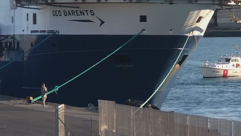 Migranti, nave Geo Barents in porto a Catania - Video