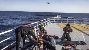 Migranti, Ocean Viking chiede 'porto più vicino': in 23 sbarcati a Catania per cure urgenti