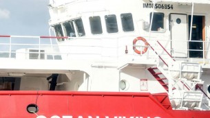 Migranti, Ocean Viking verso Ancona: "Attraversiamo tempesta"