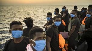 Migranti, oltre 900 in salvo su navi ong: "Così abbiamo visto morire gli altri"