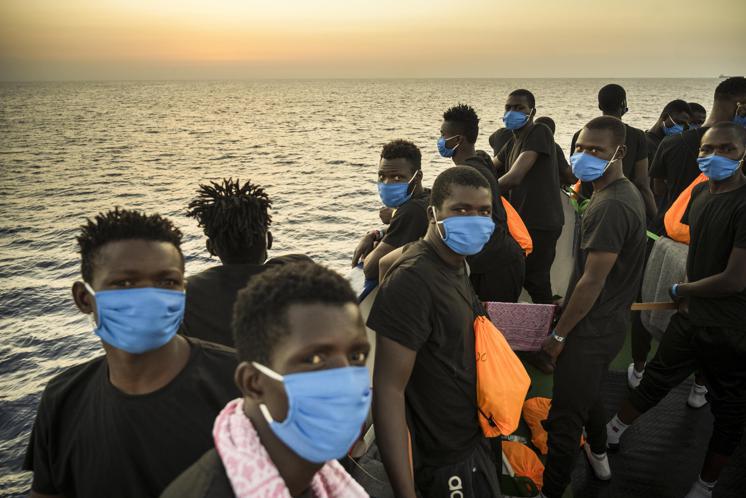 Migranti, oltre 900 in salvo su navi ong: "Così abbiamo visto morire gli altri"