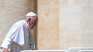 Migranti, Papa: "Da inizio anno 2mila morti in mare, piaga aperta nella nostra umanità"