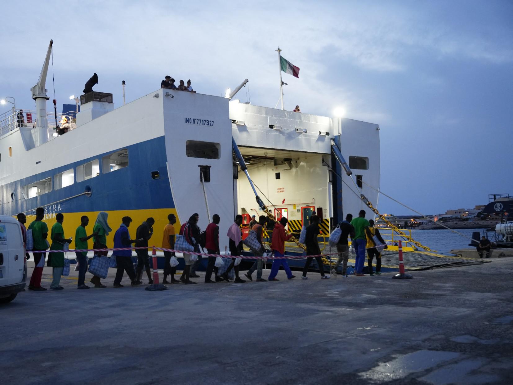 Migranti, Piantedosi: "5mila euro? Non riguarda Cpr"