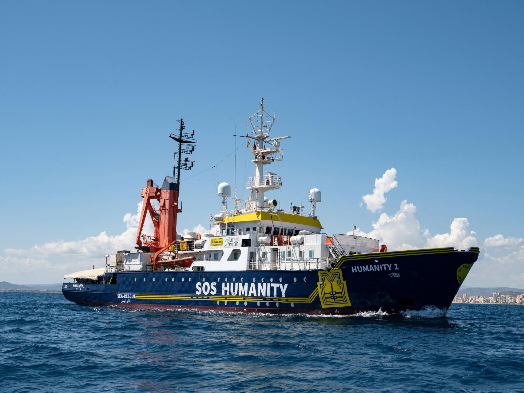 Migranti, porto sicuro in Italia a 3 navi Ong