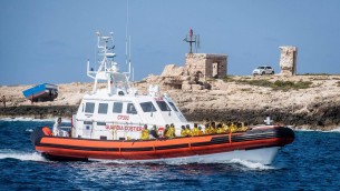 Migranti, recuperati in mare a Lampedusa tre corpi: due sono bambini