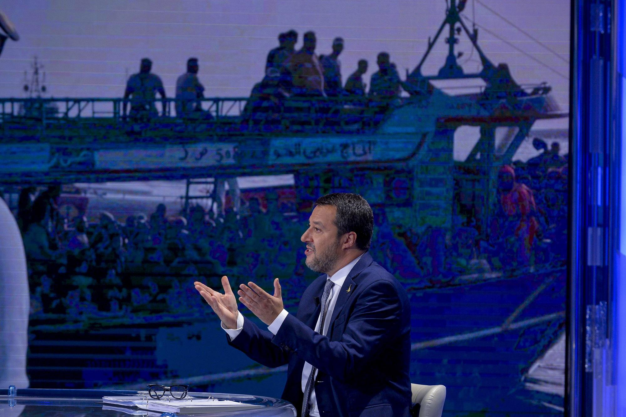 Migranti, Salvini: "Stroncare traffico esseri umani, ma anche di armi e droga"