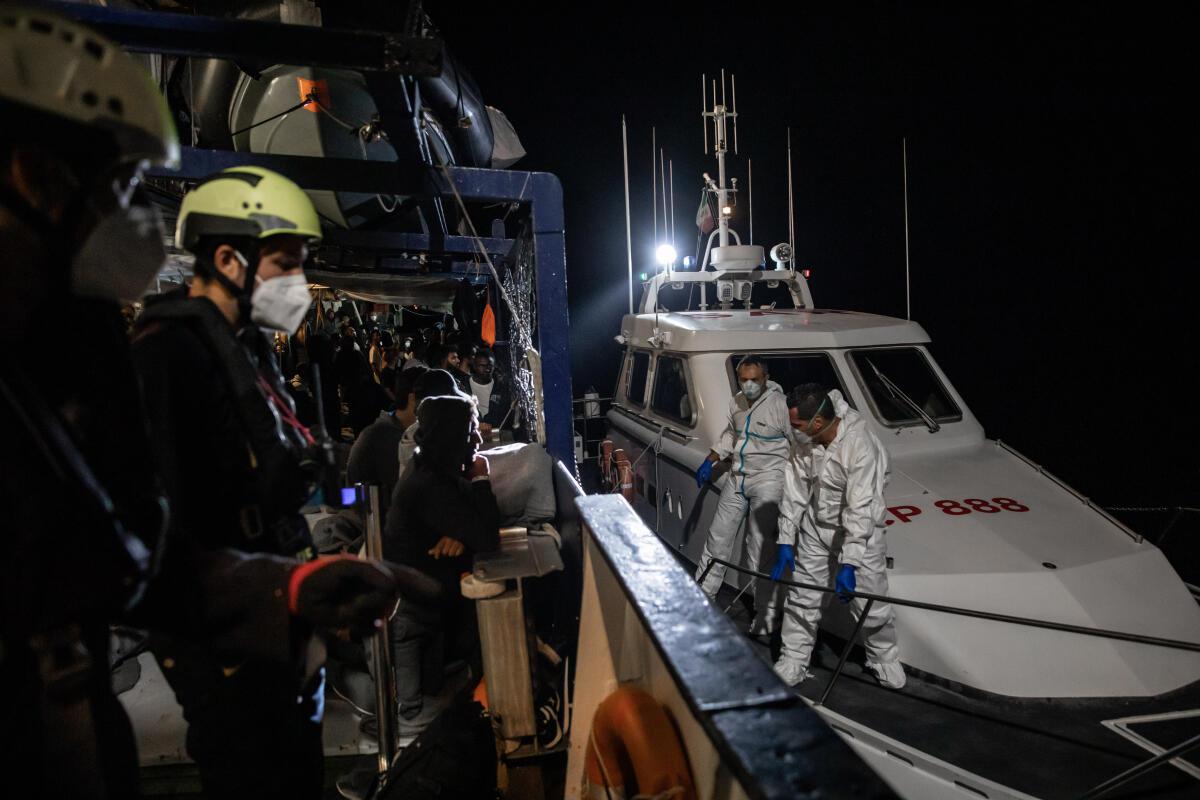 Migranti, sbarcati dalla Humanity 155 profughi