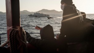 Migranti, sbarchi a raffica a Lampedusa: 322 in poche ore sull’isola