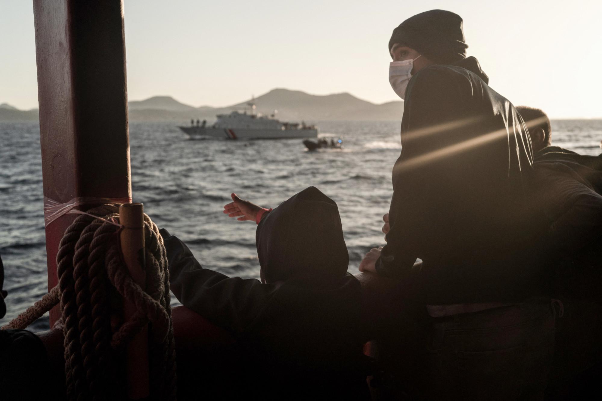 Migranti, sbarchi a raffica a Lampedusa: 322 in poche ore sull’isola