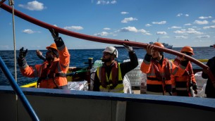 Migranti, sbarco a Pozzallo per Sea Watch: a bordo 17enne morto