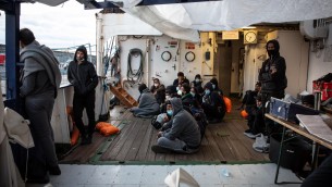 Migranti, sbarco selettivo: 200 medici denunciano Usmaf all'Ordine