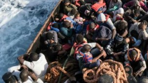 Migranti, Sea Watch: "Peschereccio con 400 persone a bordo"