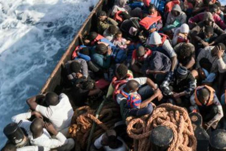 Migranti, Sea Watch: "Peschereccio con 400 persone a bordo"