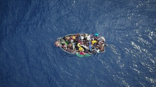 Migranti, tre imbarcazioni con 300 profughi disperse alle Canarie: si teme naufragio