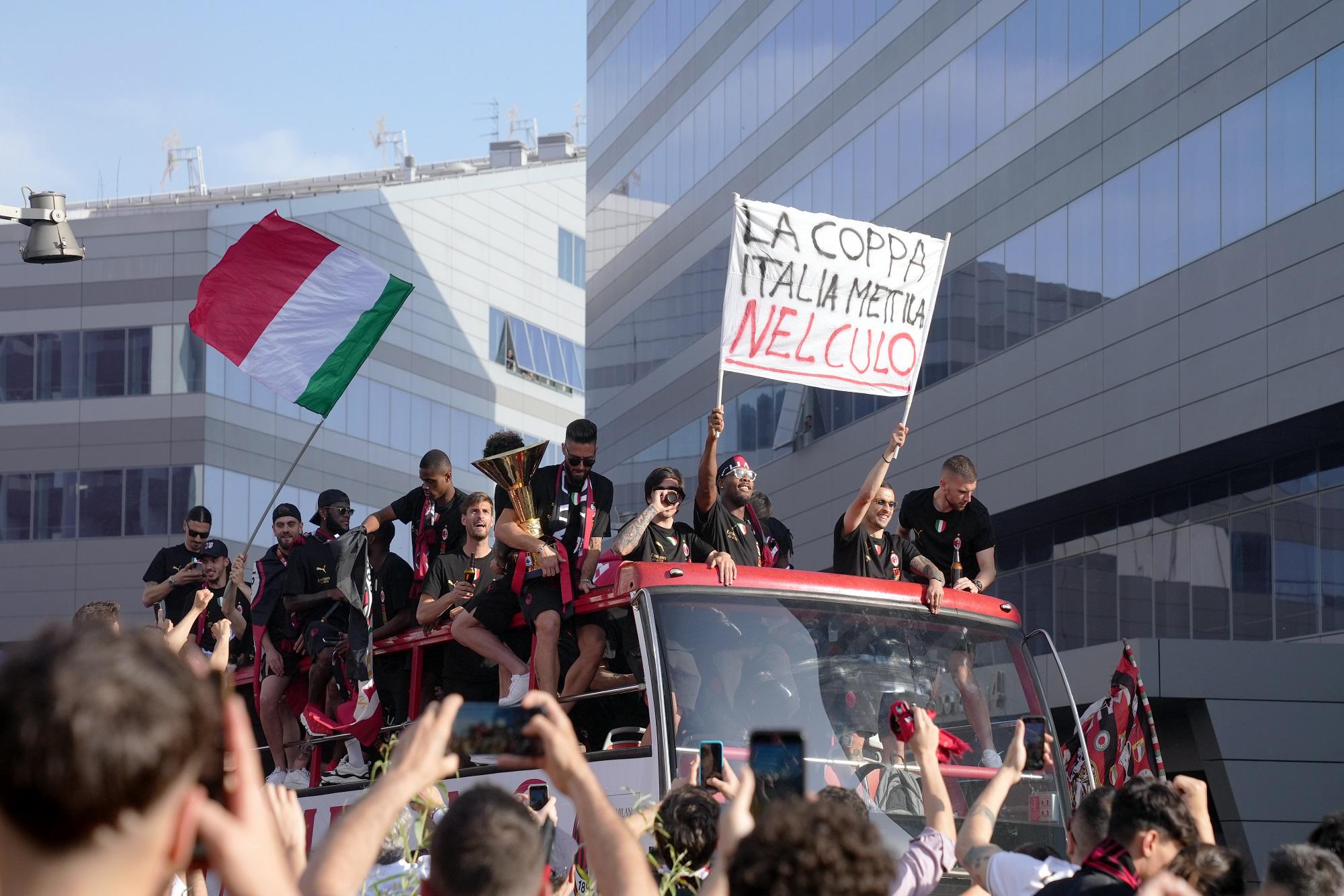 Milan, giocatori con striscione-sfottò a Inter: Figc apre indagine
