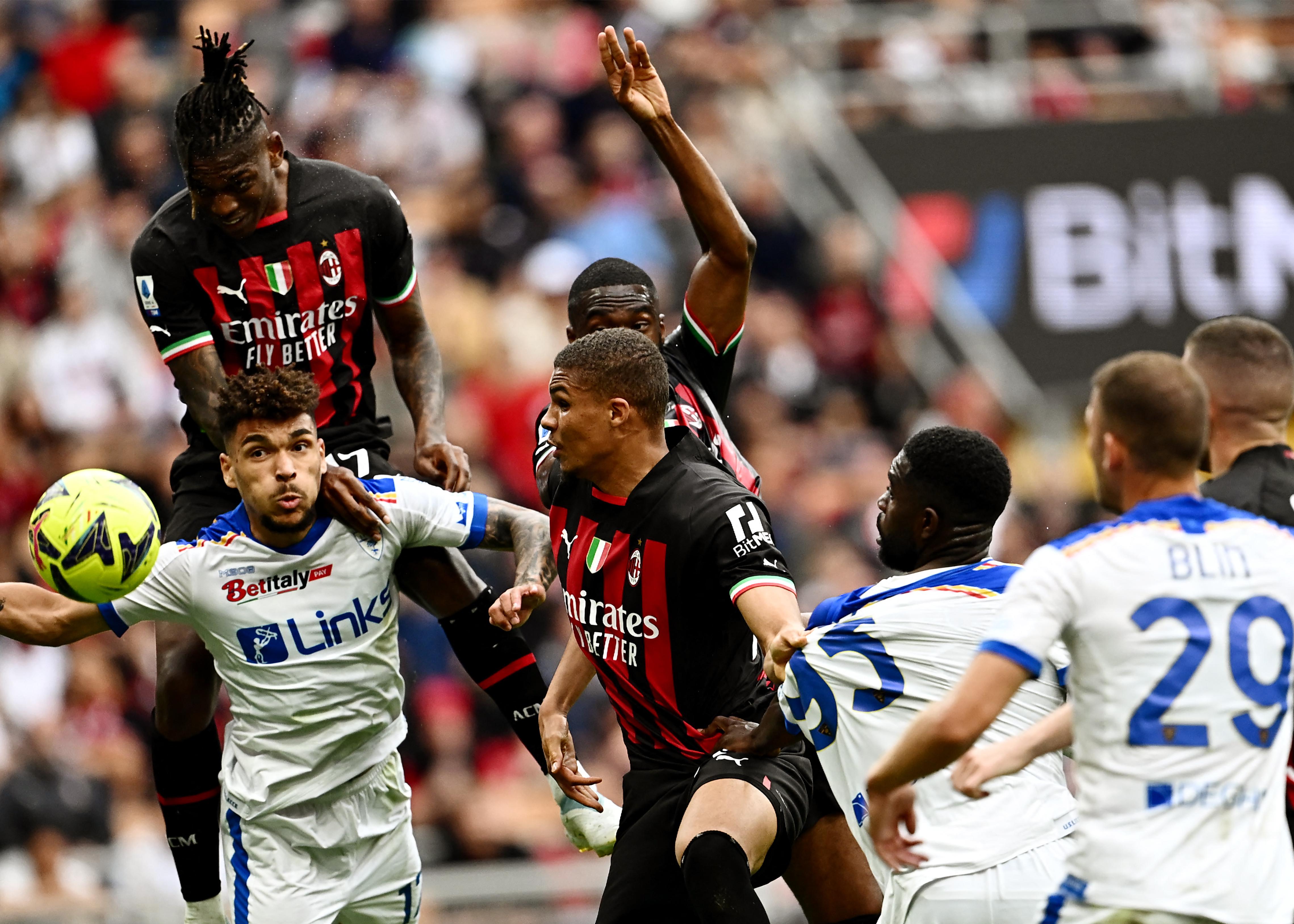 Milan-Lecce 2-0, doppietta di Leao e rossoneri ok