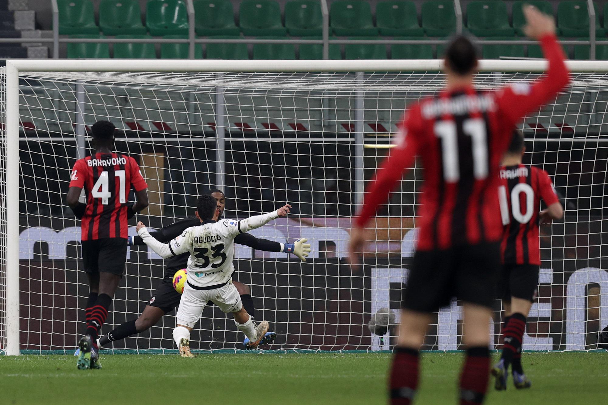 Milan-Spezia 1-2, Inter resta prima