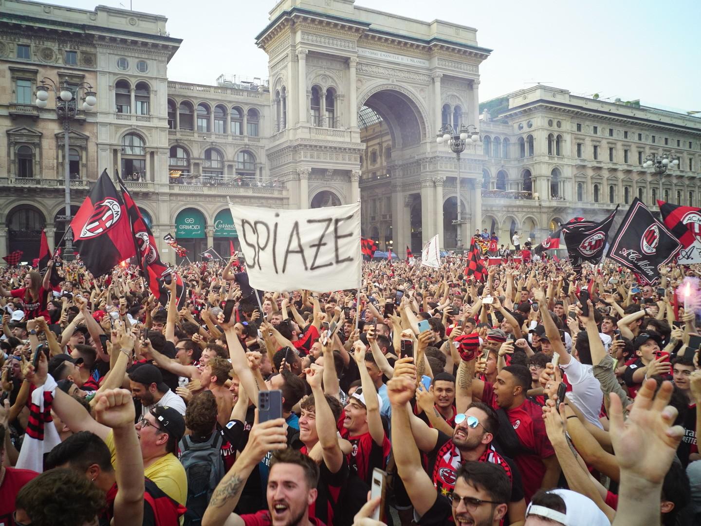 Milan vince lo scudetto 2022, esplode la festa rossonera