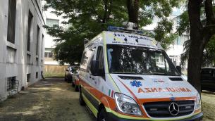 Milano, 15enne precipita dal secondo piano della scuola: è grave