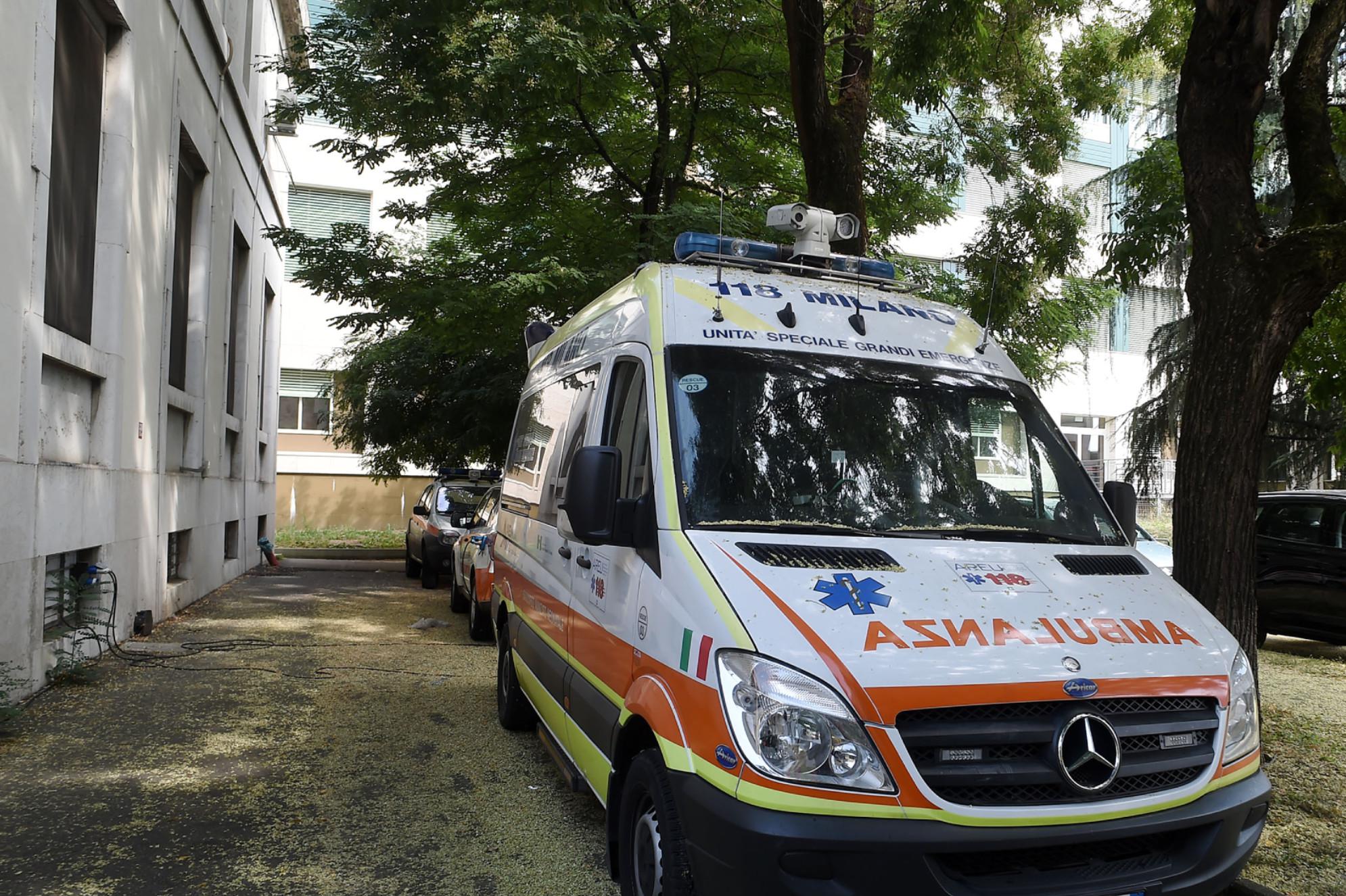 Milano, 15enne precipita dal secondo piano della scuola: è grave