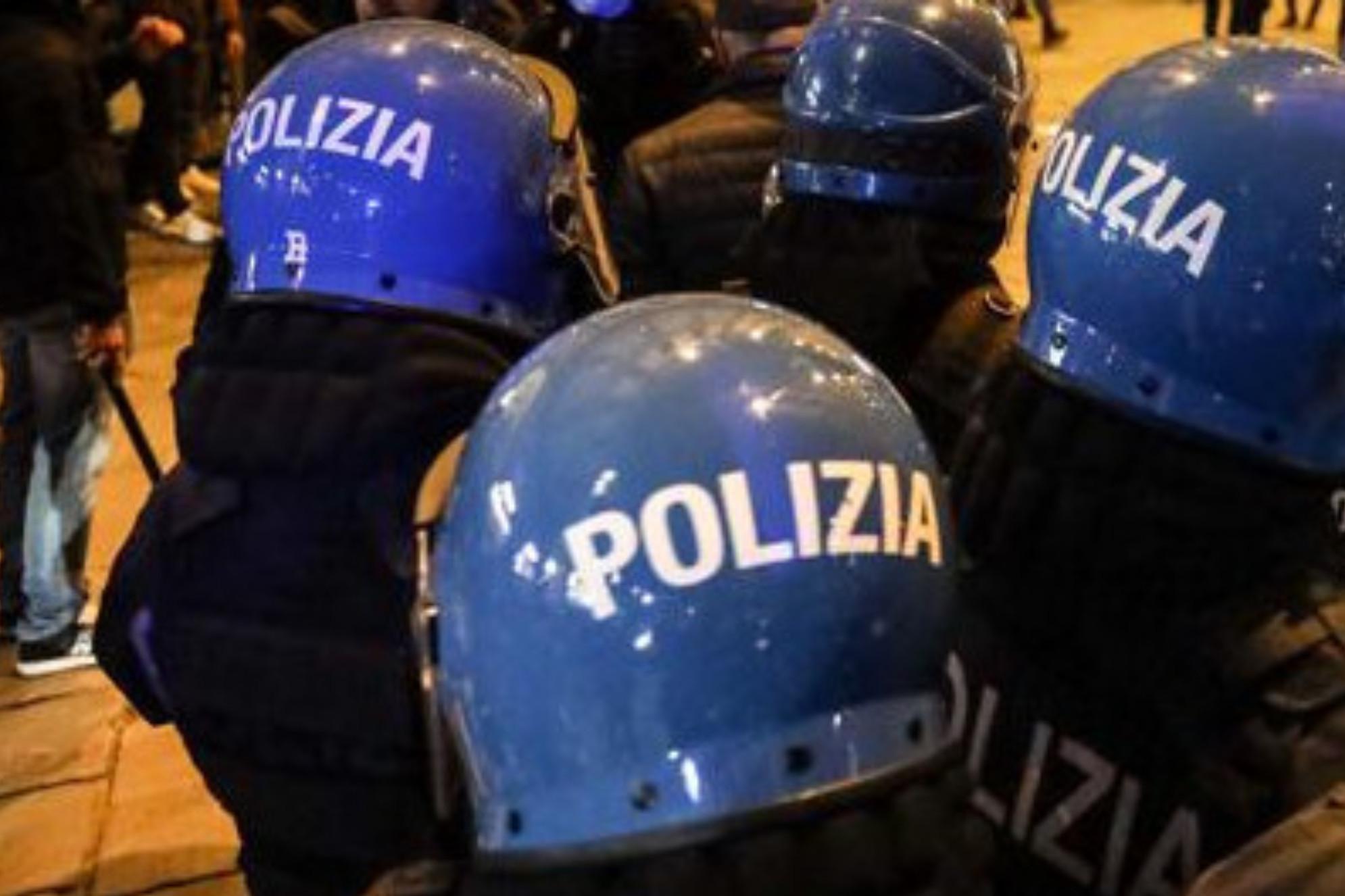 Milano, 300 giovani 'assembrati' per video rapper: pietre e bottiglie contro polizia