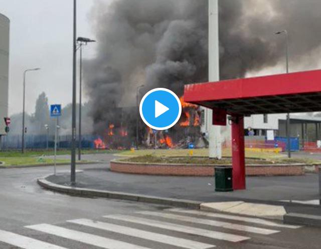 Milano, aereo caduto: "Si è schiantato" - Video