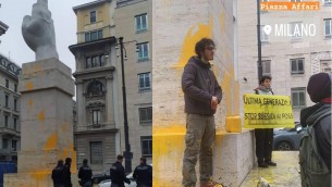 Milano, attivisti Ultima generazione imbrattano scultura di Cattelan
