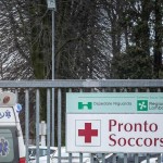 Milano, bambino di tre anni precipita dal balcone: è grave