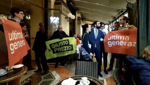 Milano, blitz di Ultima Generazione nel ristorante di Cracco: "Lusso per pochi e fame per molti"
