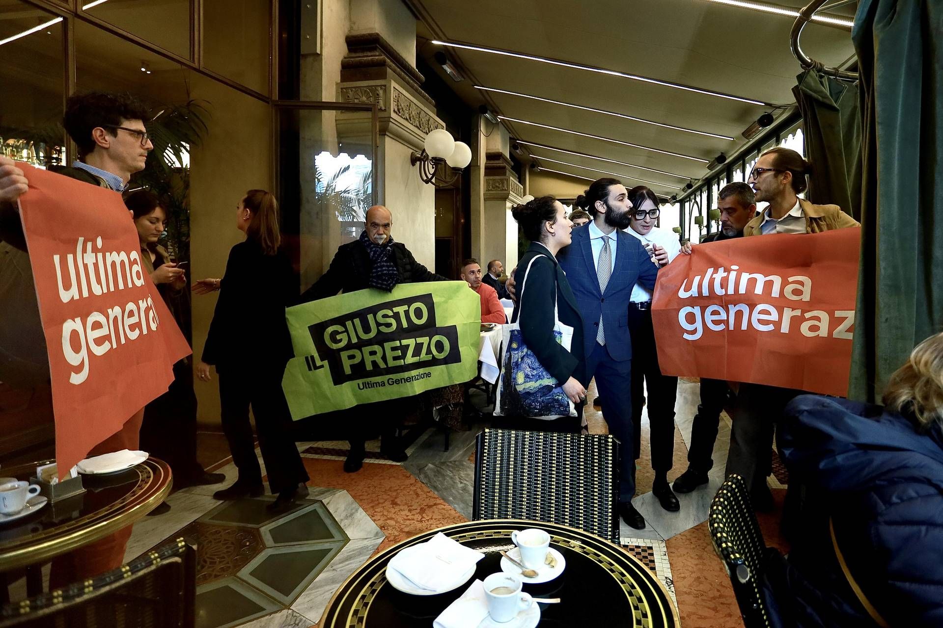 Milano, blitz di Ultima Generazione nel ristorante di Cracco: "Lusso per pochi e fame per molti"