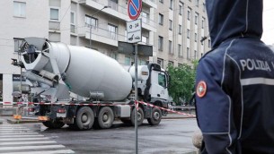 Milano, ciclista travolta e uccisa da betoniera in centro