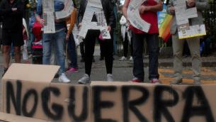 Milano, corteo per la pace a Milano: "Stop armi e fuori da Nato"