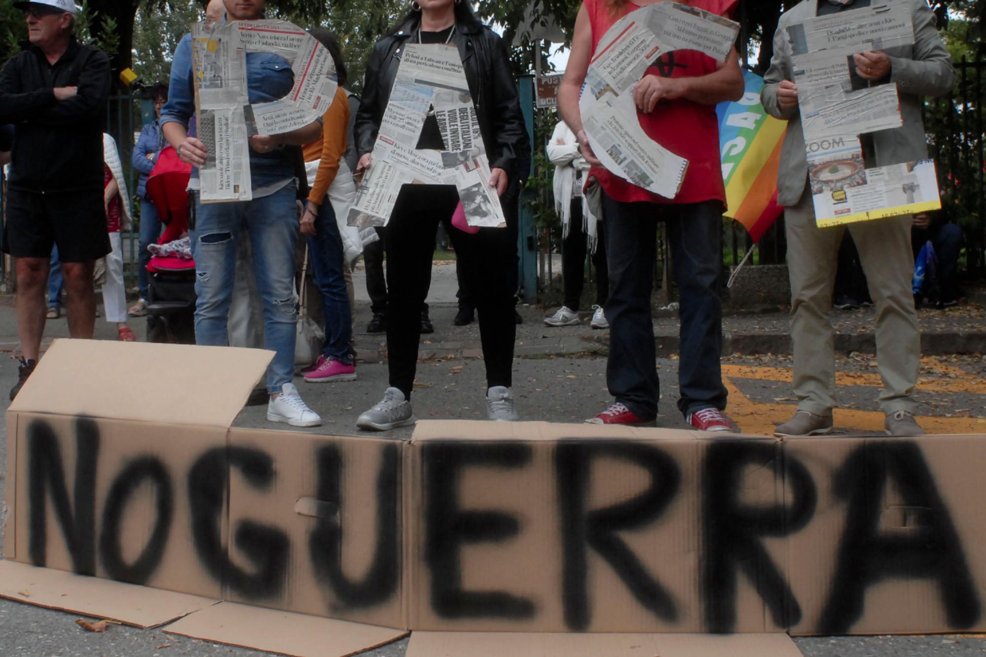 Milano, corteo per la pace a Milano: "Stop armi e fuori da Nato"
