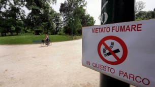 Milano, dal 1 gennaio divieto di fumo in tutte le aree pubbliche all’aperto