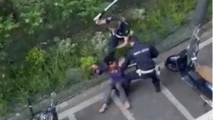 Milano, donna manganellata da Polizia locale: la video denuncia sui social - Video
