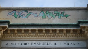 Milano, Galleria Vittorio Emanuele II vandalizzata con vernice spray