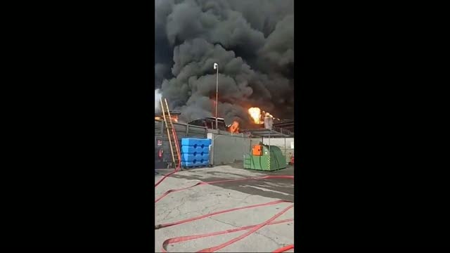 Milano, grande incendio oggi in azienda chimica - video