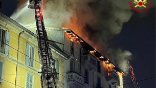 Milano, in fiamme tetto palazzina in via Ripamonti