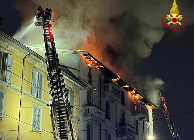 Milano, in fiamme tetto palazzina in via Ripamonti
