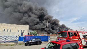 Milano, incendio in azienda chimica: "Tenete finestre chiuse" - Video