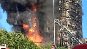 Milano, incendio in un palazzo di 15 piani