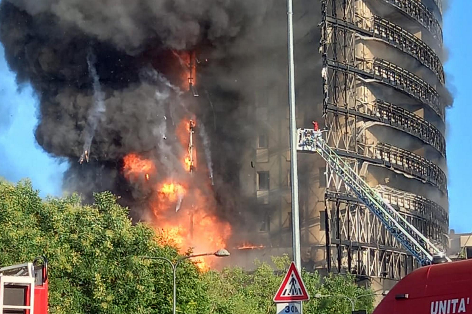 Milano, incendio in un palazzo di 15 piani