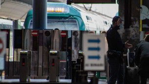 Milano, lancia pietre e si scaglia contro agenti in stazione: fermato