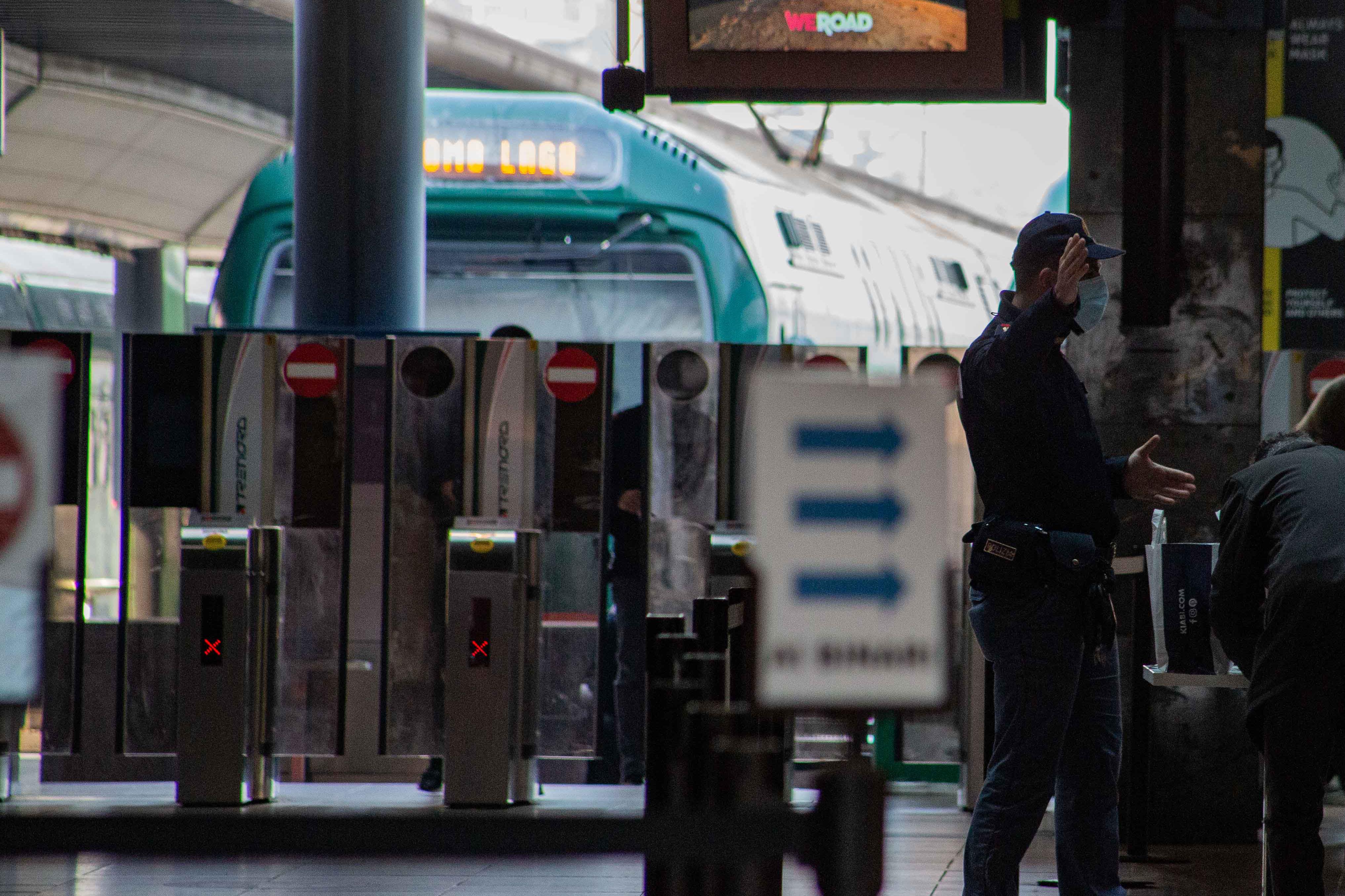 Milano, lancia pietre e si scaglia contro agenti in stazione: fermato