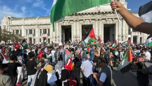 Milano, migliaia al corteo pro-Palestina: "Israele terrorista, non ci arrenderemo mai"
