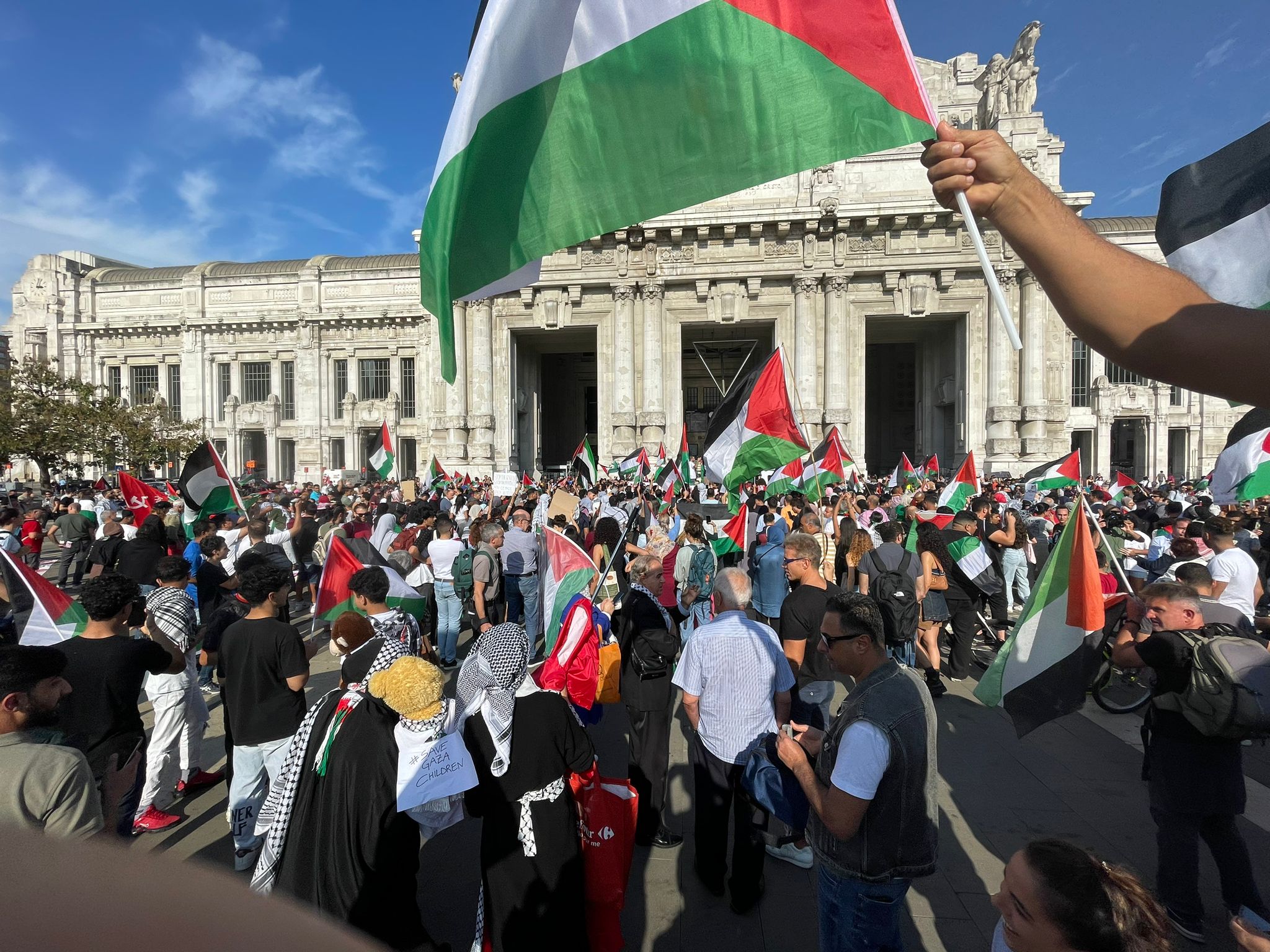 Milano, migliaia al corteo pro-Palestina: "Israele terrorista, non ci arrenderemo mai"